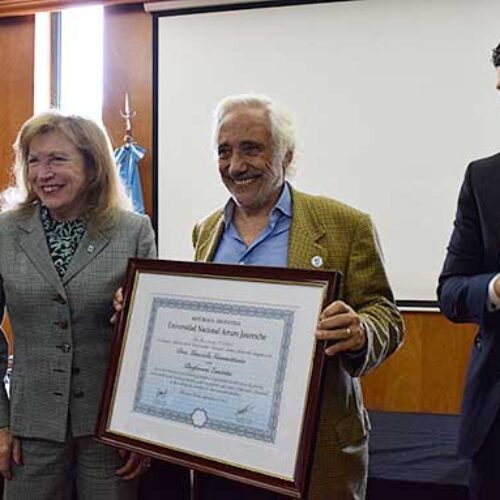 La UNAJ entregó el título de Profesora Emérita a Graciela Giannettasio